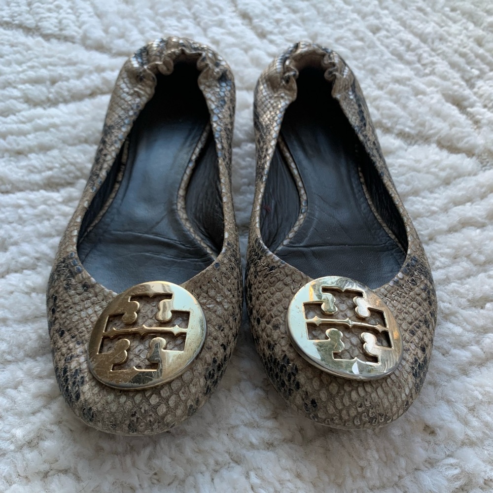 Tory Burch Reva Taupe Snake Skin Print Leather Ballet Flat Gold Logo Size 7